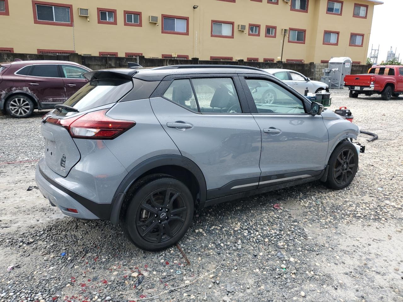 2023 NISSAN KICKS SR photo 3