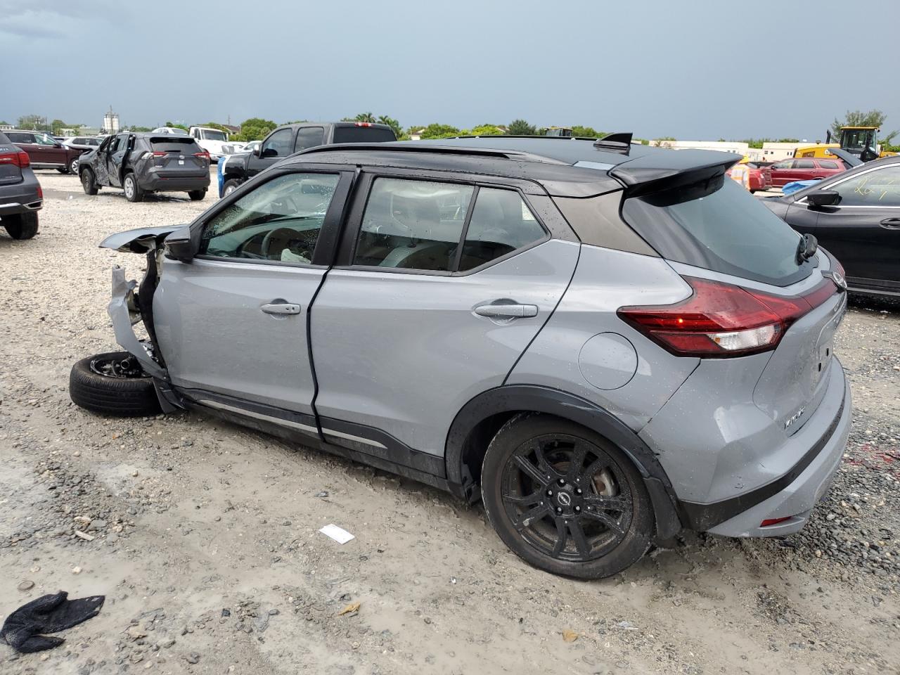 2023 NISSAN KICKS SR photo 2