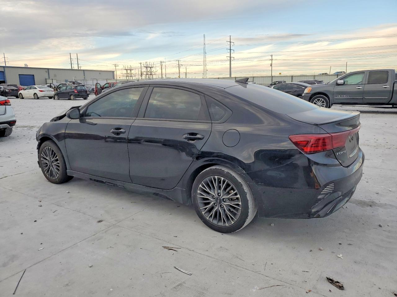 2023 KIA FORTE GT LINE photo 2