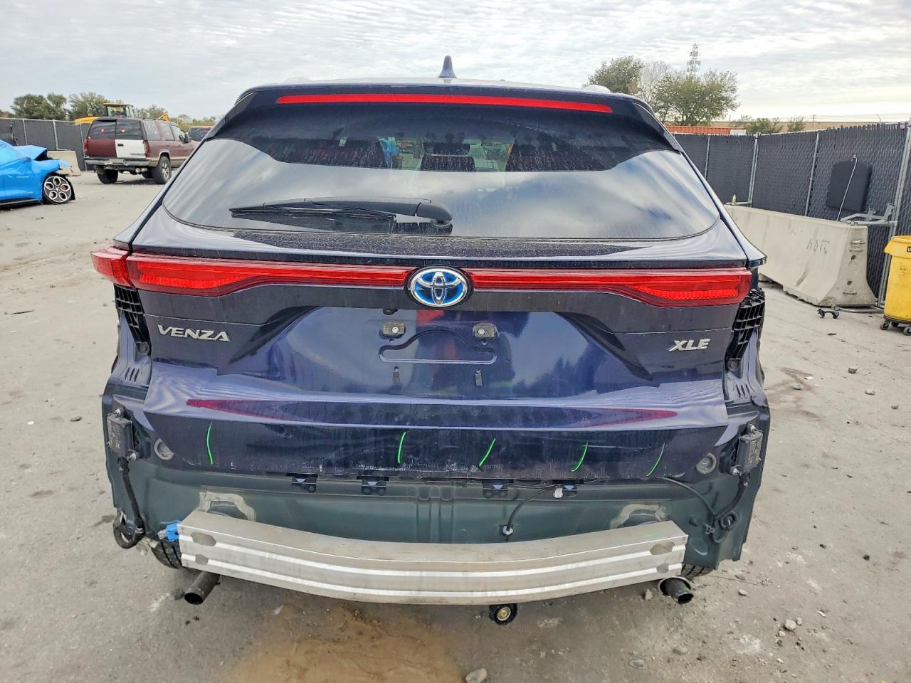 2024 TOYOTA VENZA LE photo 6