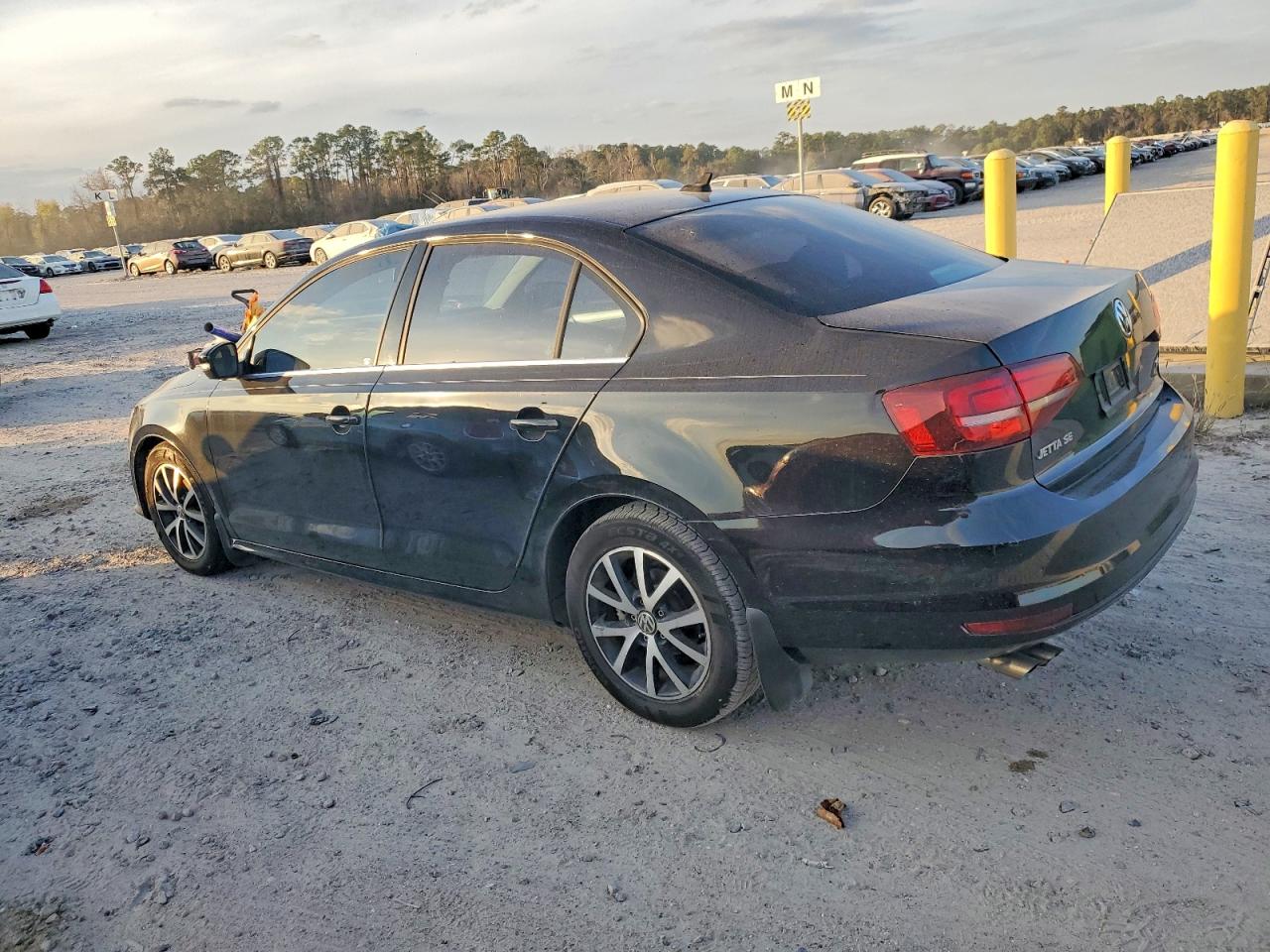 2017 VOLKSWAGEN JETTA SE photo 2