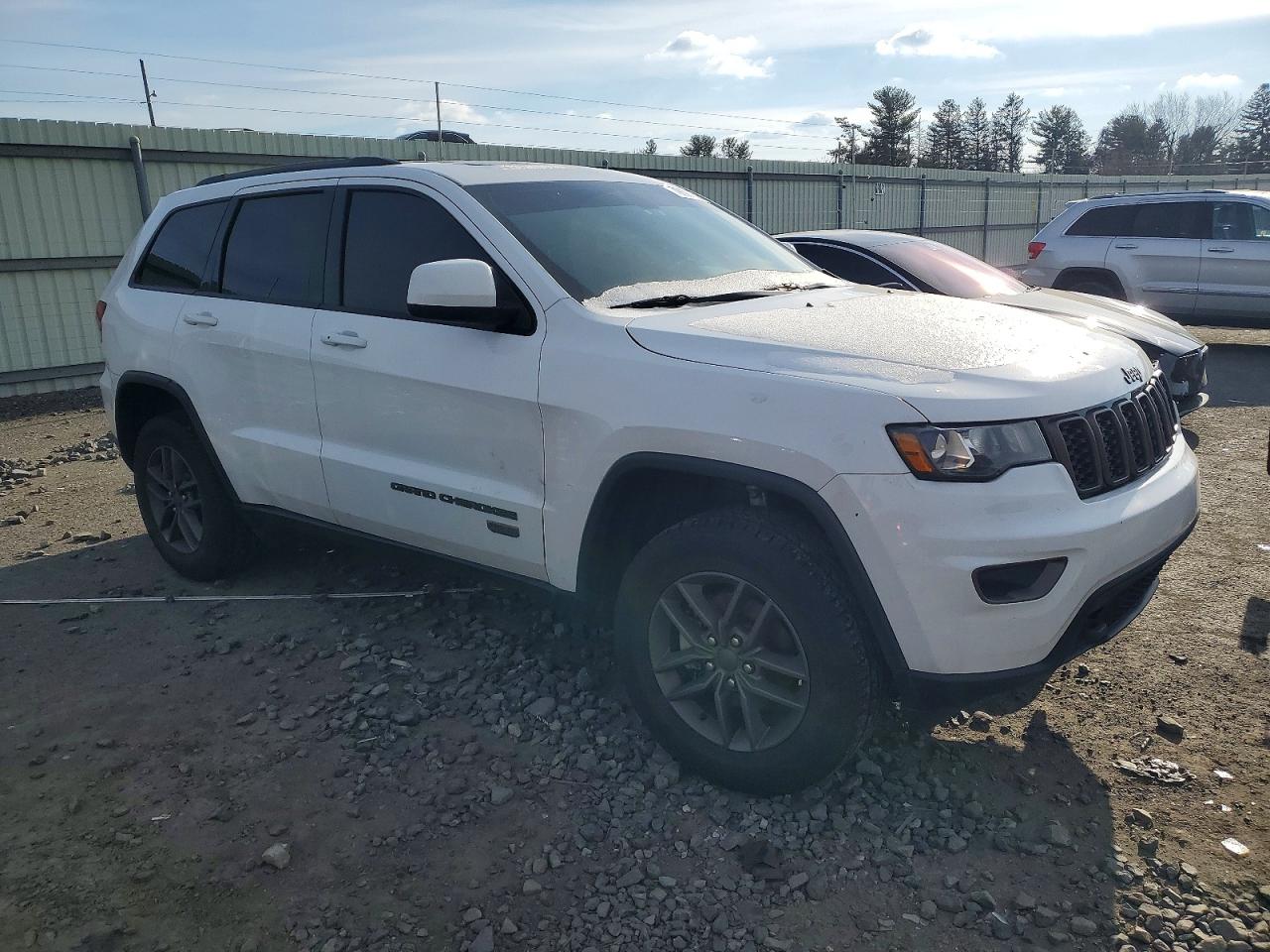 2016 JEEP GRAND CHEROKEE LAREDO photo 4
