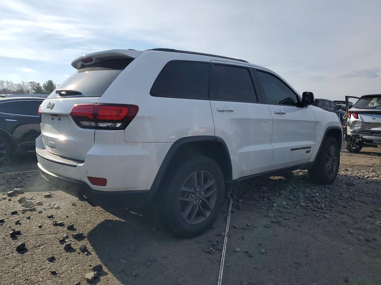 2016 JEEP GRAND CHEROKEE LAREDO photo 3