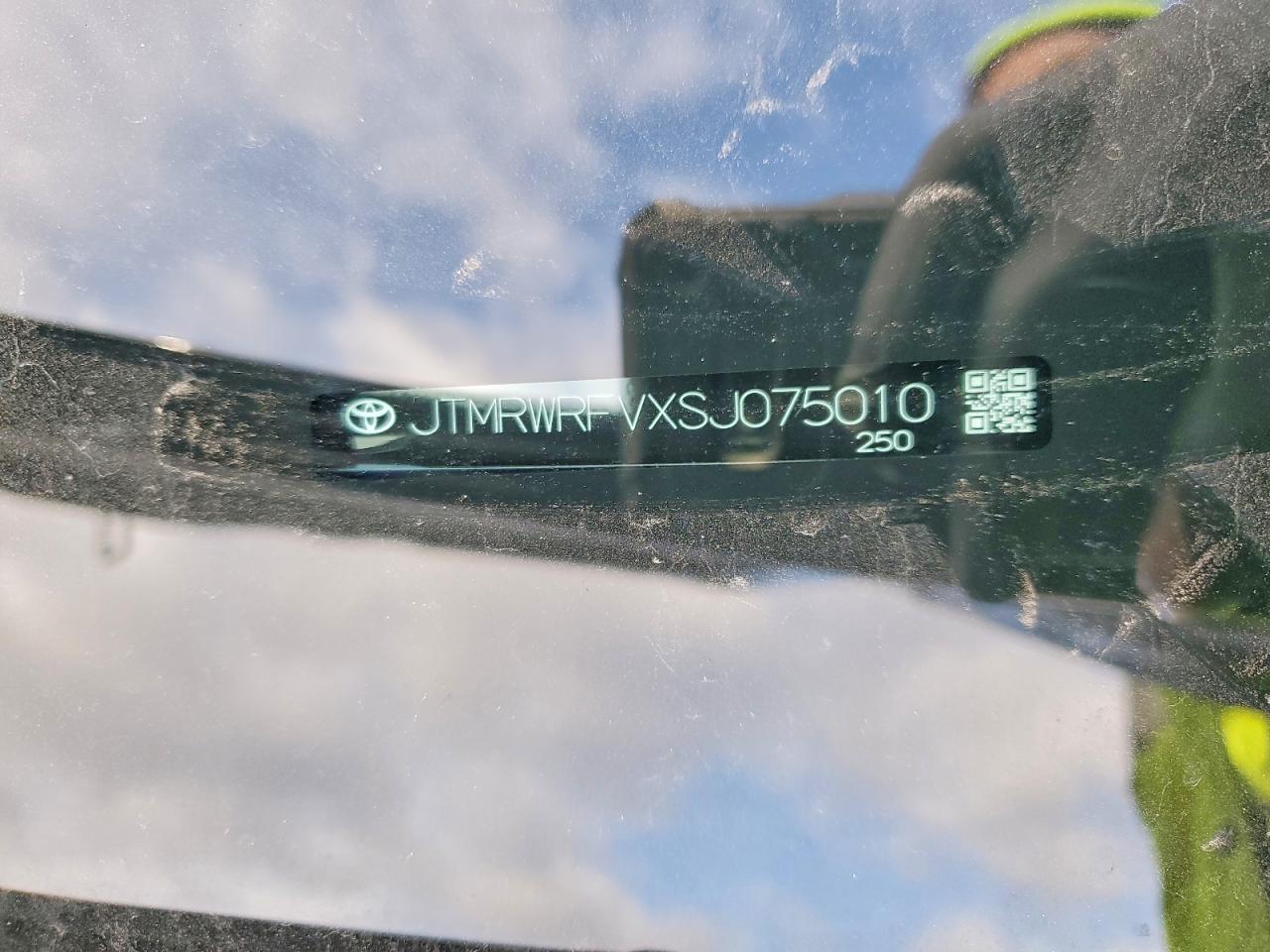2025 TOYOTA RAV4 XLE photo 25