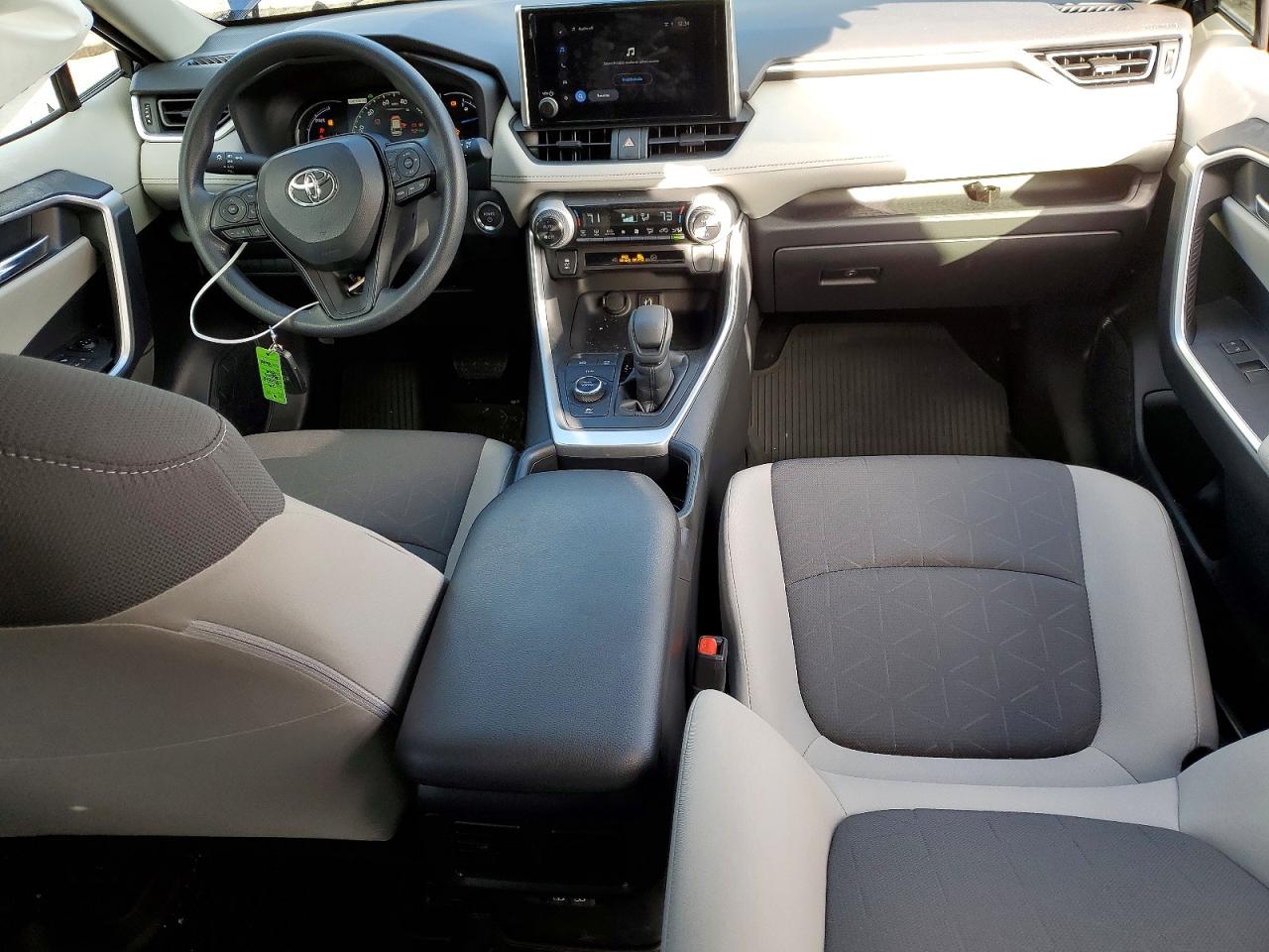 2025 TOYOTA RAV4 XLE photo 15