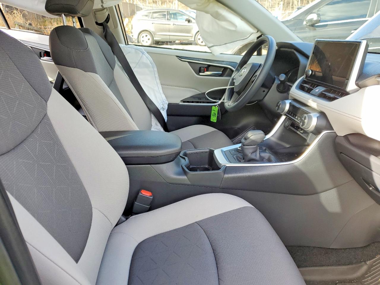 2025 TOYOTA RAV4 XLE photo 13