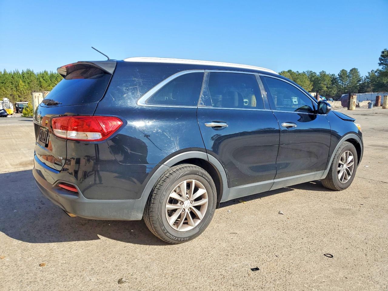 2017 KIA SORENTO LX photo 3