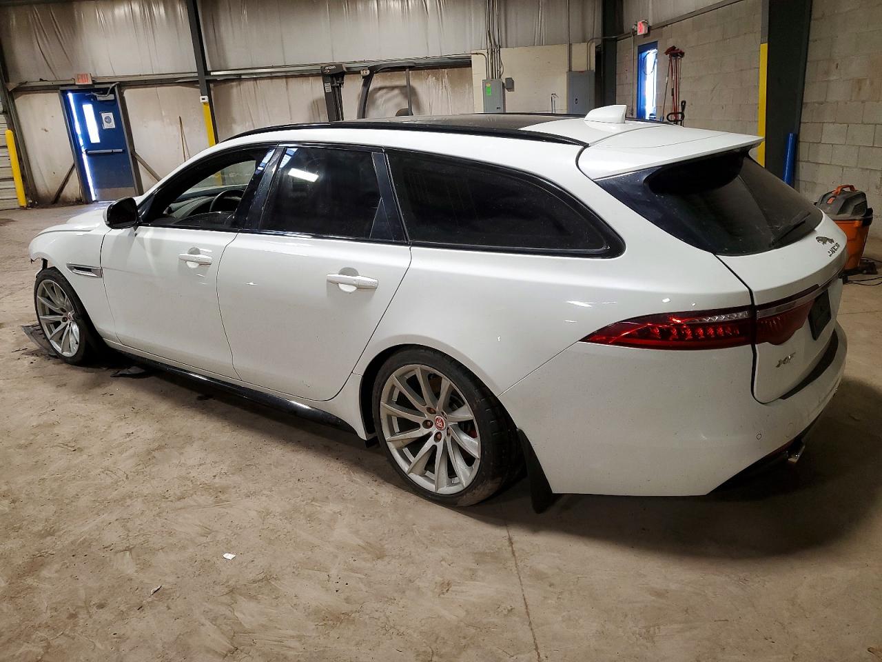 2018 JAGUAR XF S photo 2