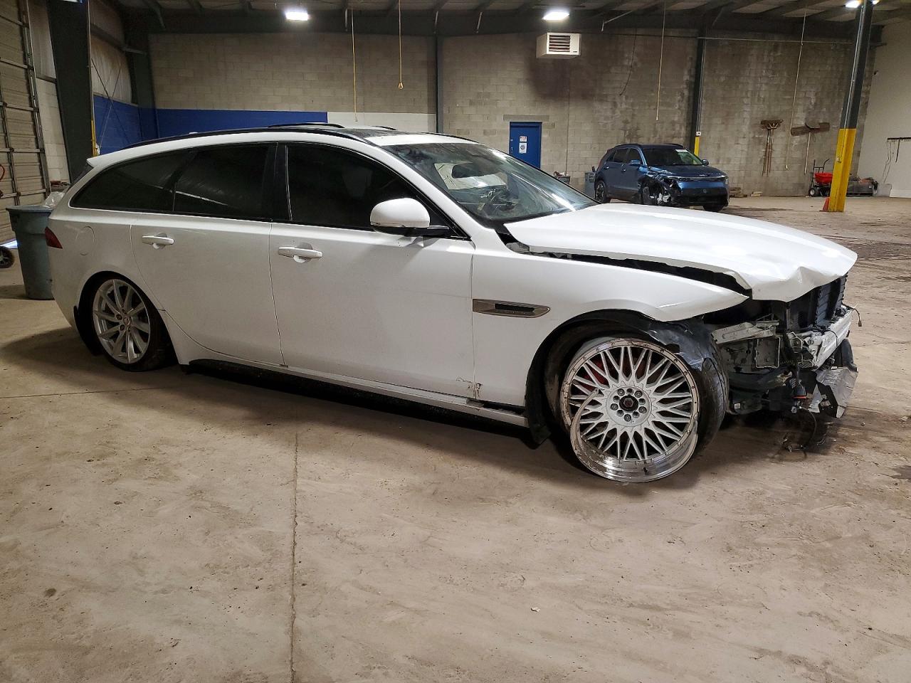 2018 JAGUAR XF S photo 4