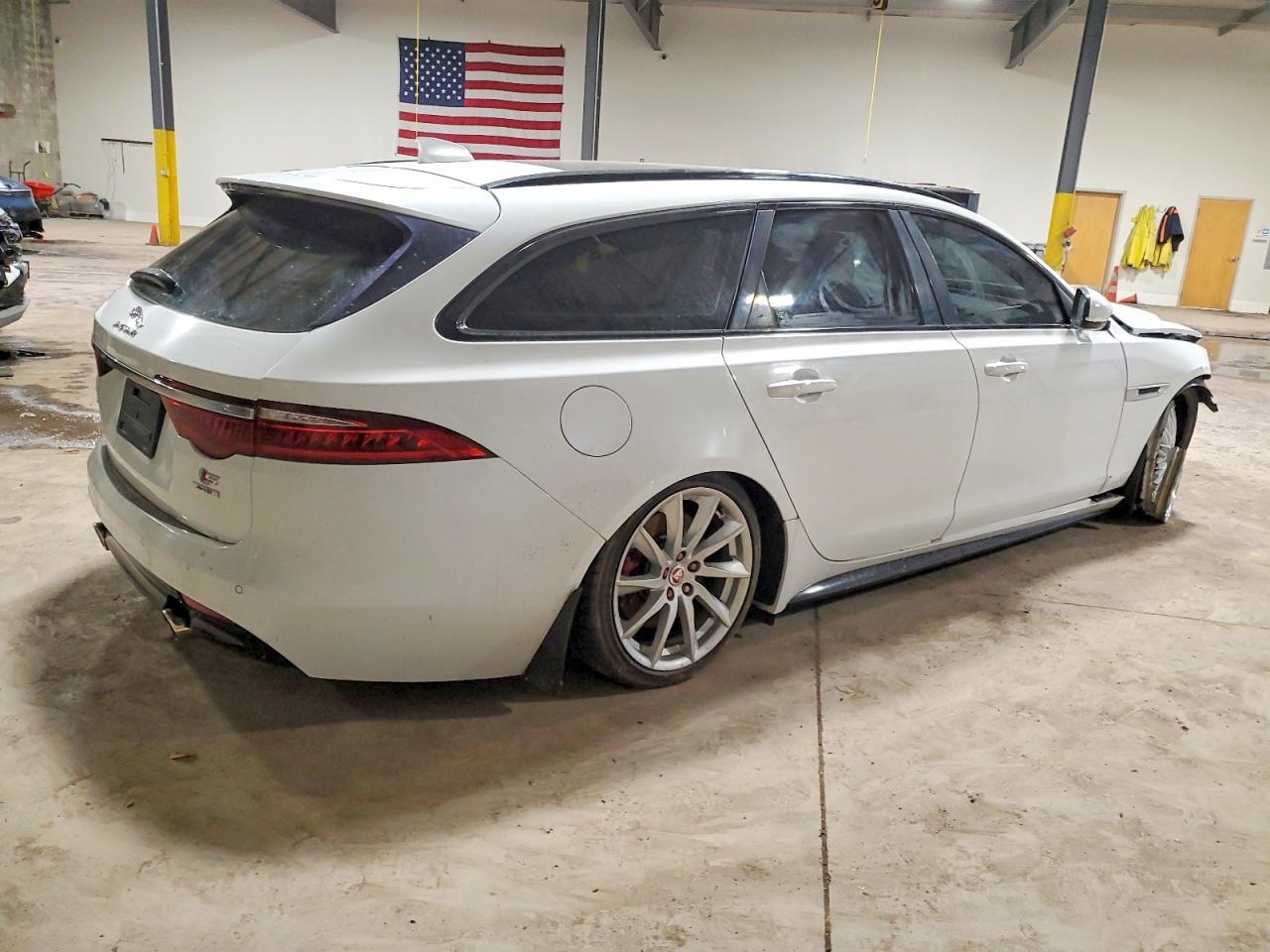 2018 JAGUAR XF S photo 3
