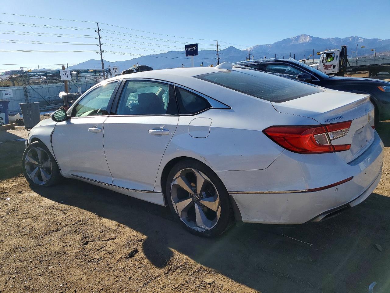 2018 HONDA ACCORD TOURING photo 3