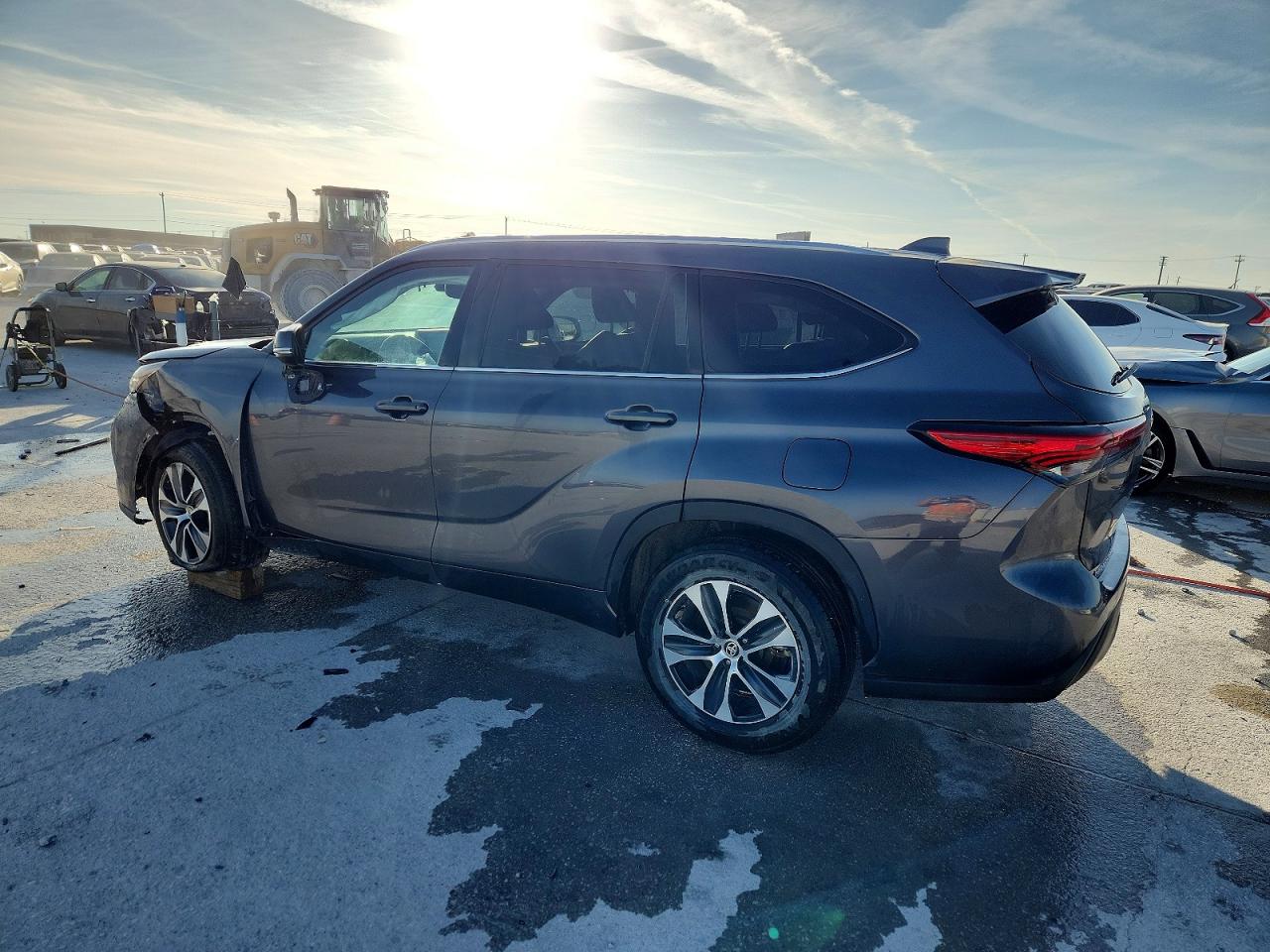 2021 TOYOTA HIGHLANDER XLE photo 2