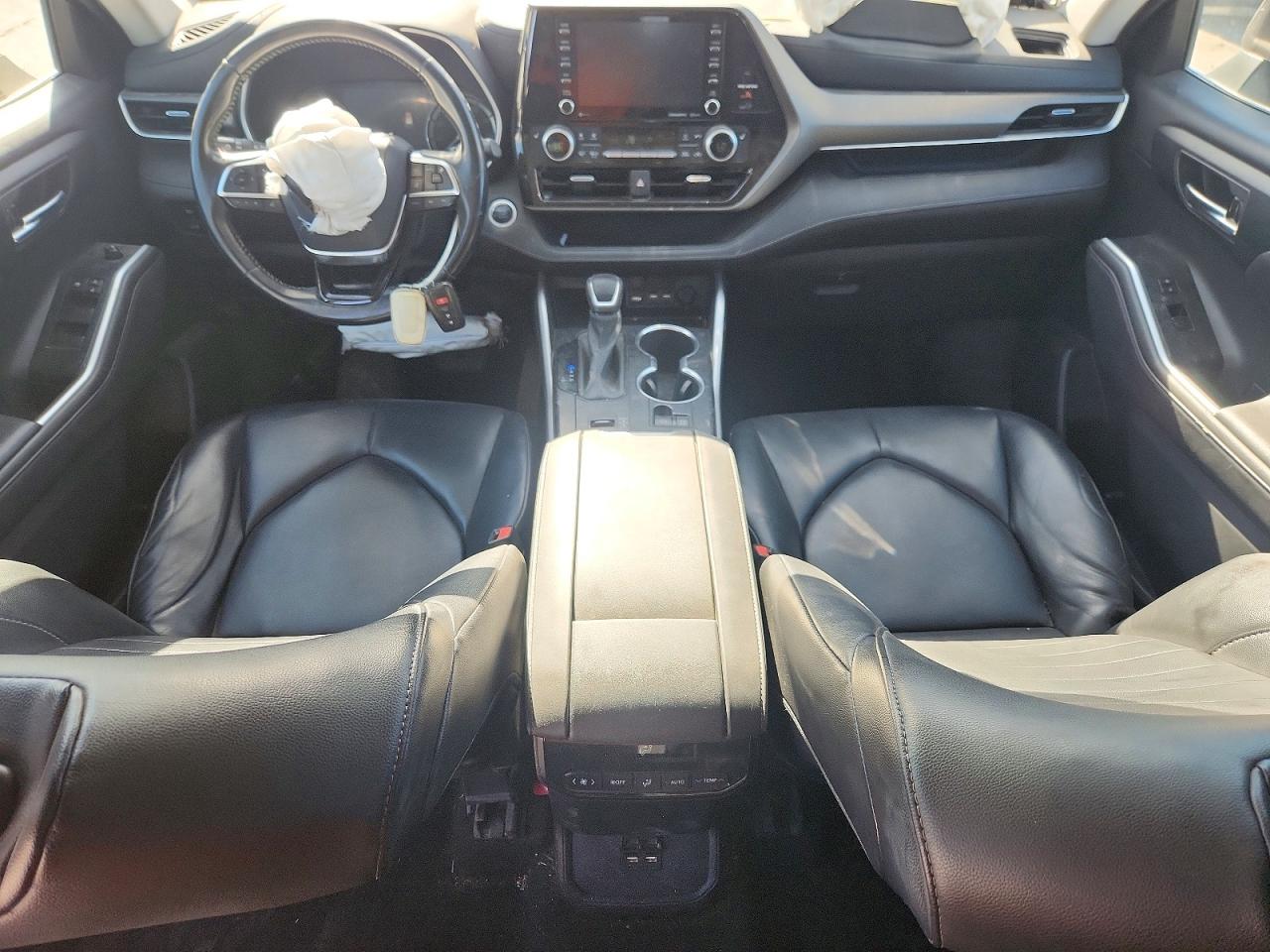 2021 TOYOTA HIGHLANDER XLE photo 8