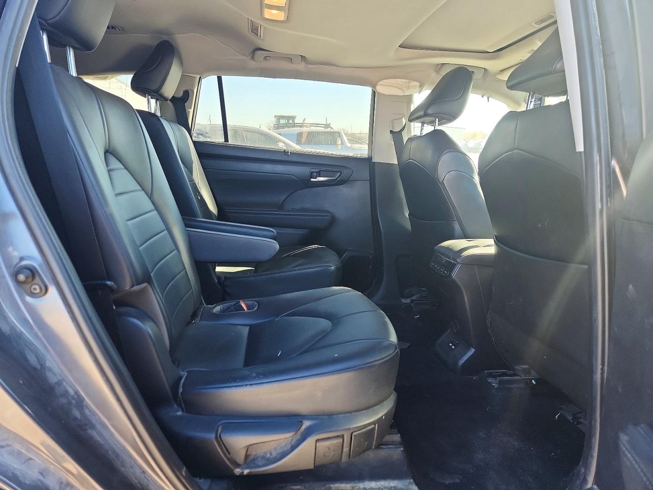2021 TOYOTA HIGHLANDER XLE photo 11