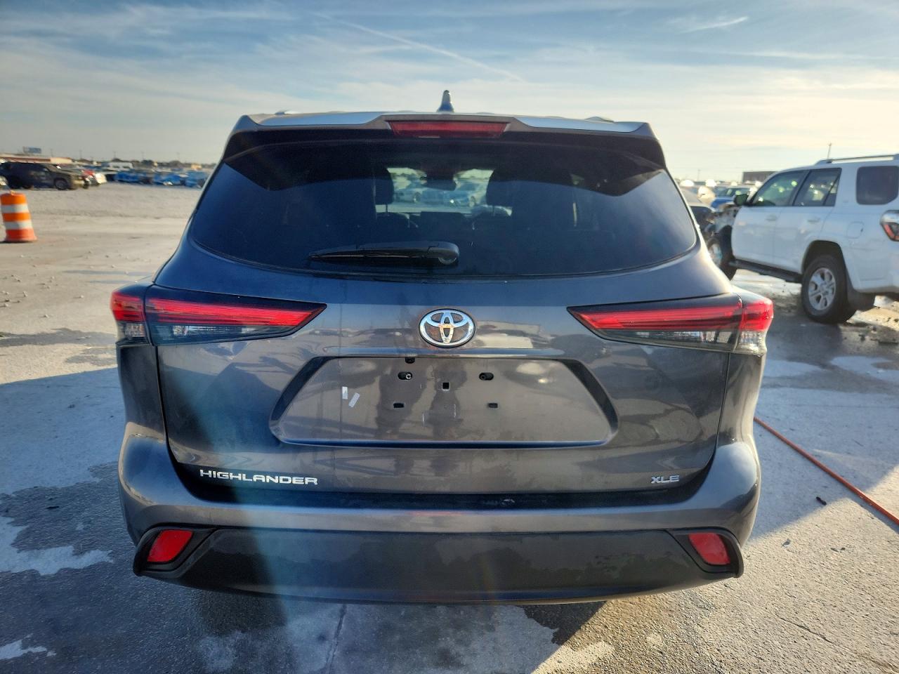 2021 TOYOTA HIGHLANDER XLE photo 6
