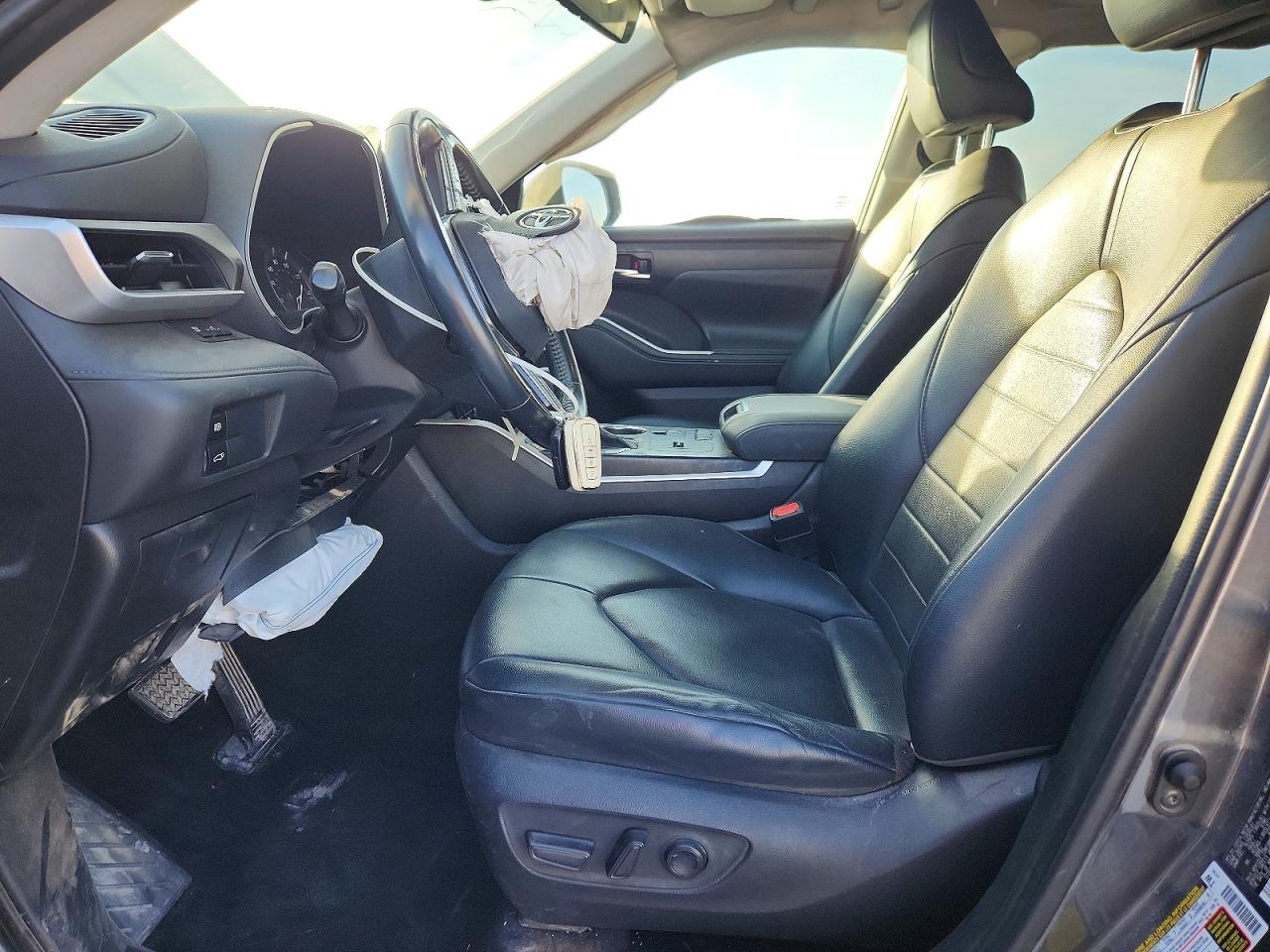 2021 TOYOTA HIGHLANDER XLE photo 7