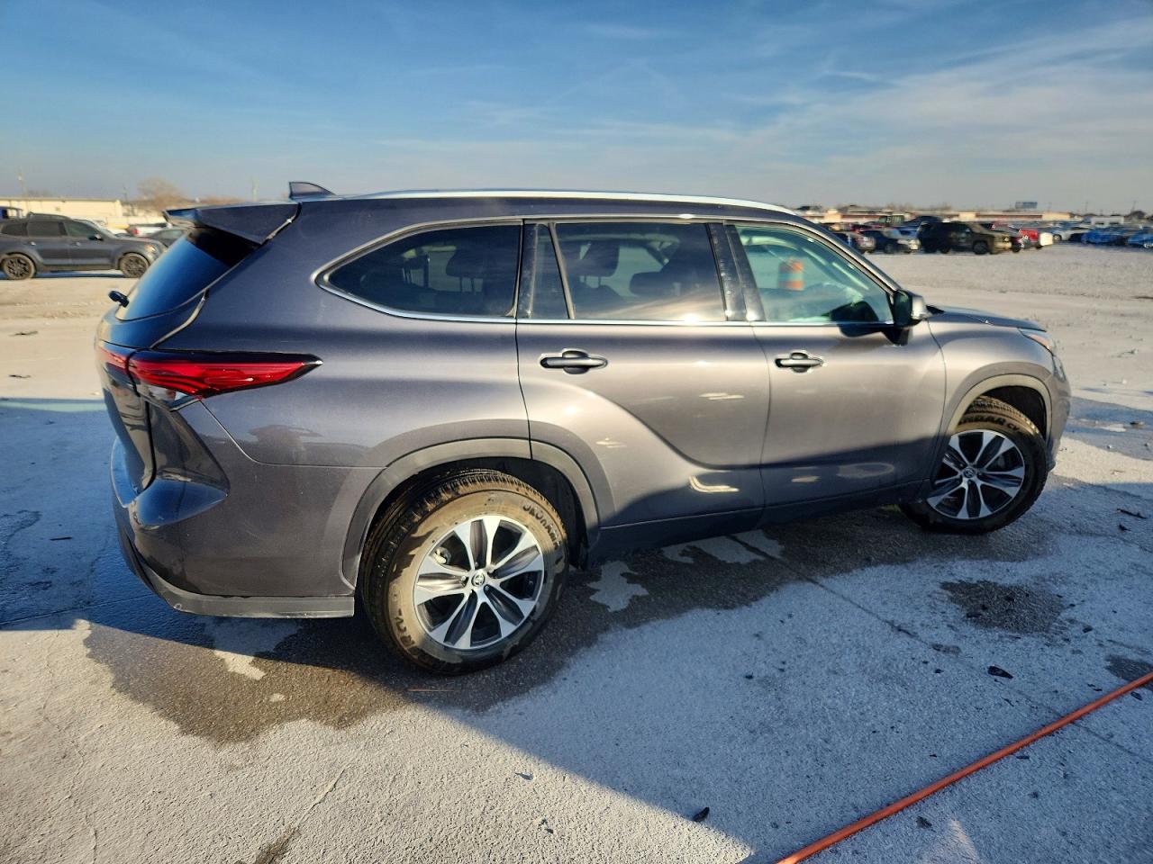 2021 TOYOTA HIGHLANDER XLE photo 3