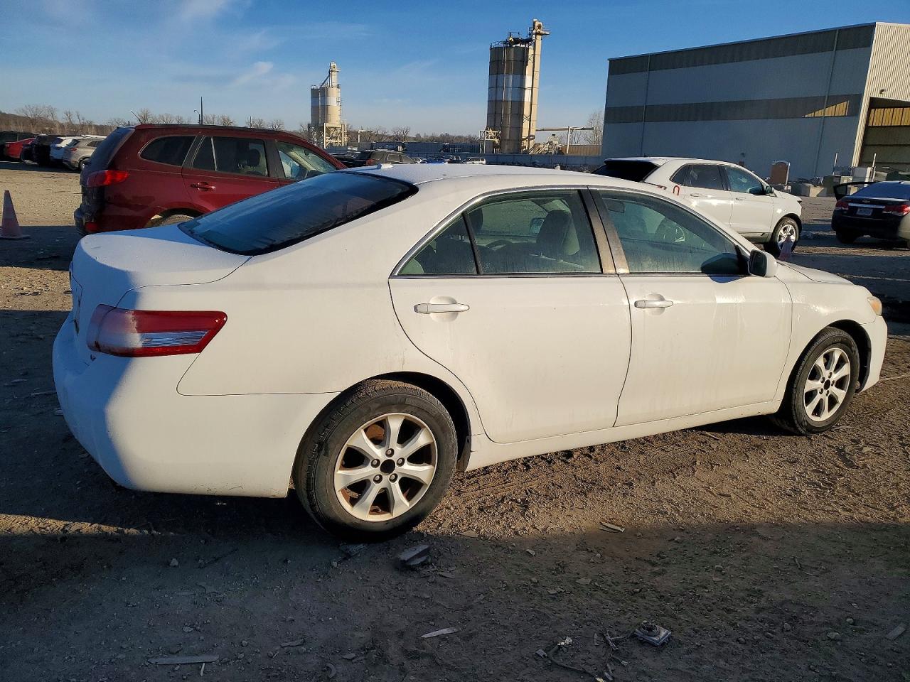 2011 TOYOTA CAMRY BASE photo 3