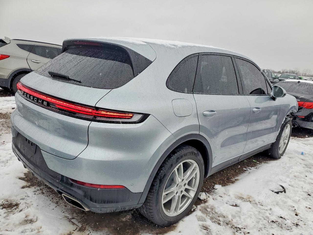2024 PORSCHE CAYENNE photo 3