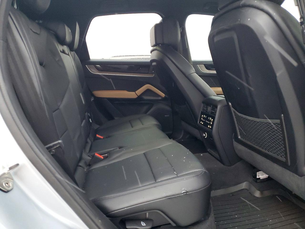 2024 PORSCHE CAYENNE photo 10