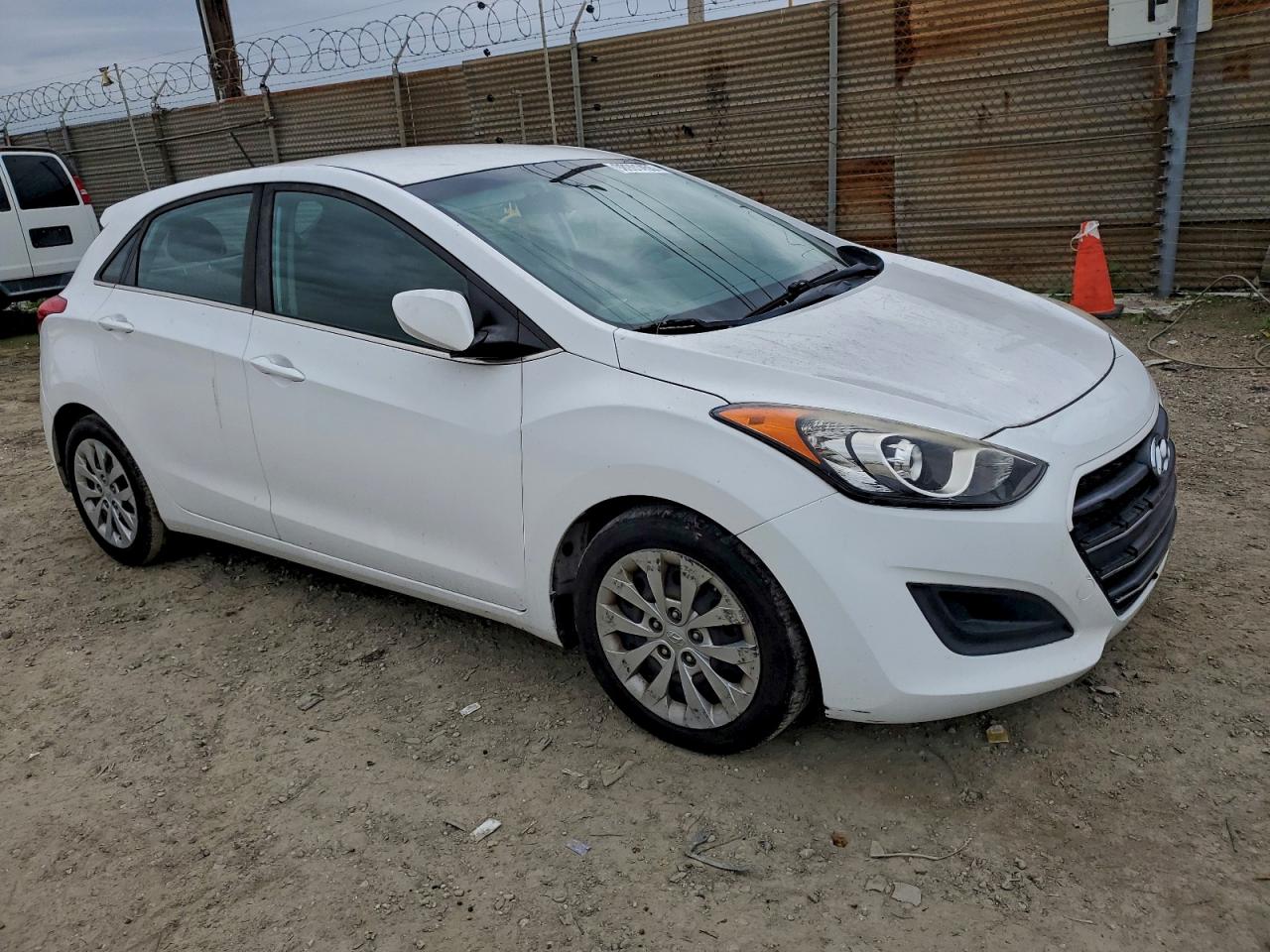 2017 HYUNDAI ELANTRA GT photo 4