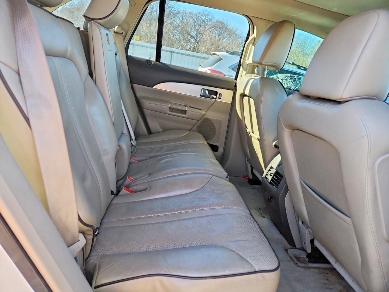 2011 LINCOLN TOWNHOUSE MKX photo 11