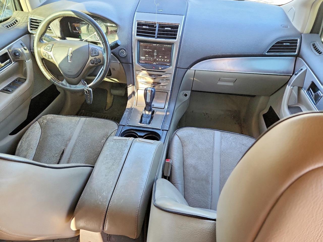 2011 LINCOLN TOWNHOUSE MKX photo 8
