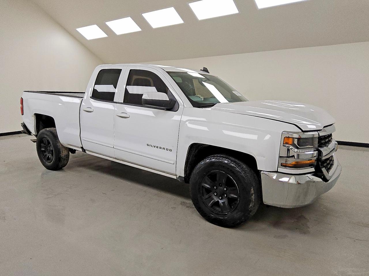 2018 CHEVROLET SILVERADO C1500 LT photo 4