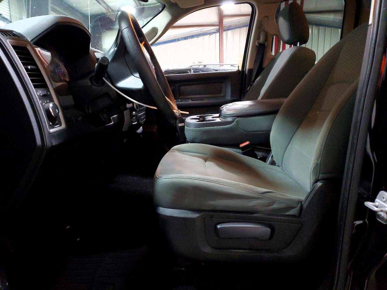 2014 RAM 1500 ST photo 7