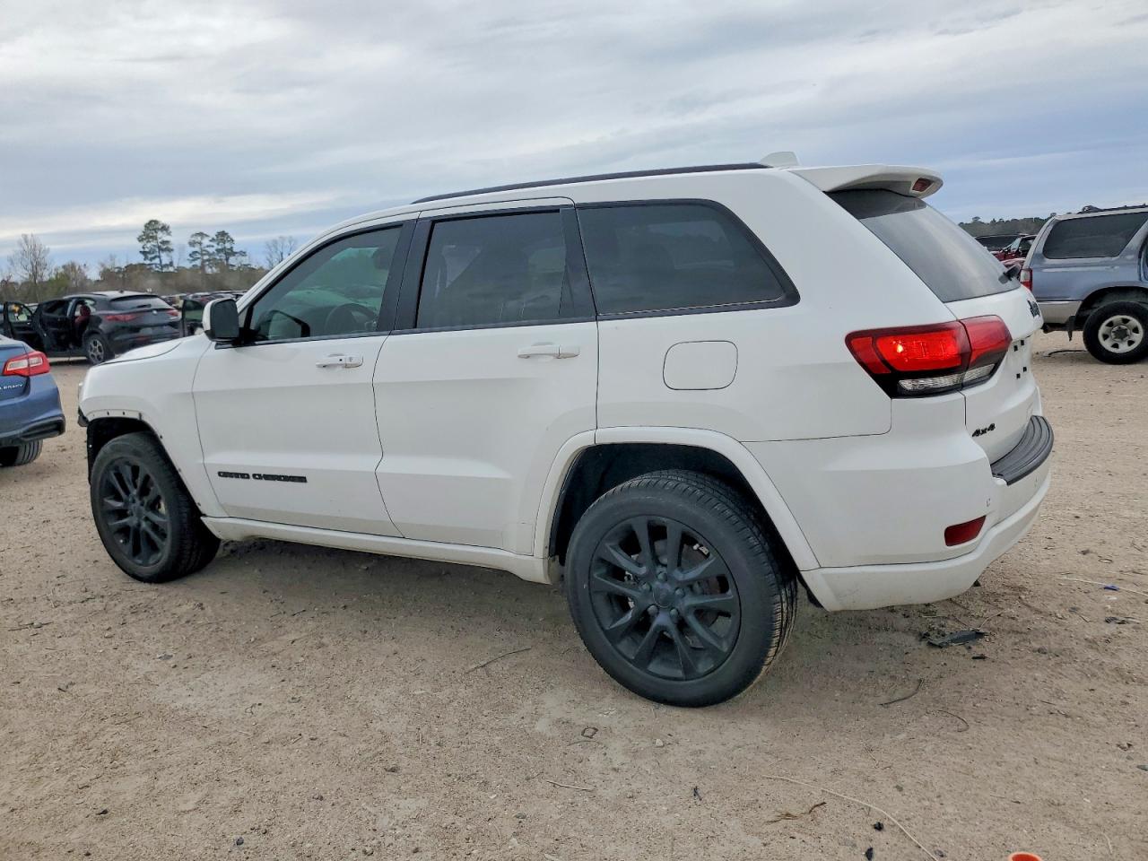 2018 JEEP GRAND CHEROKEE LAREDO photo 3