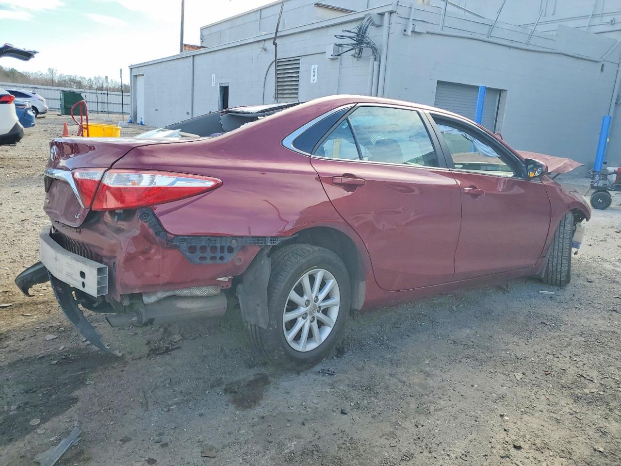 2015 TOYOTA CAMRY LE photo 3