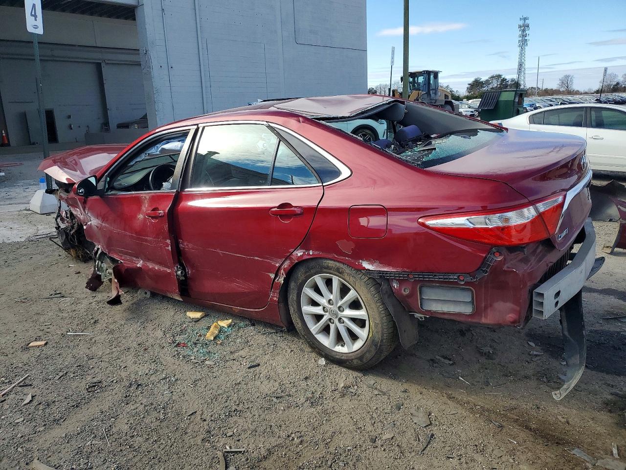 2015 TOYOTA CAMRY LE photo 2