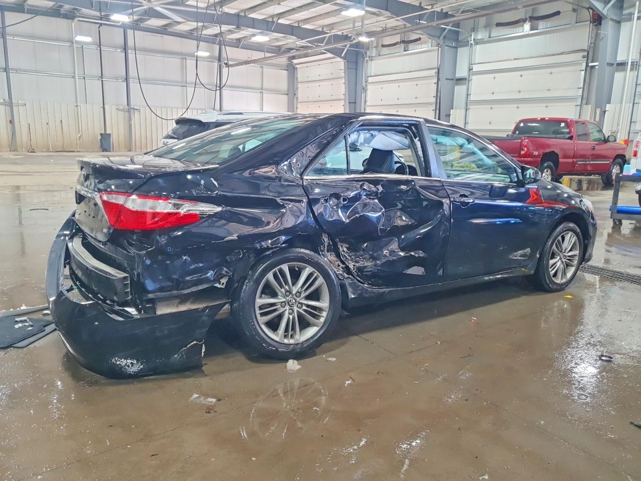 2017 TOYOTA CAMRY LE photo 3
