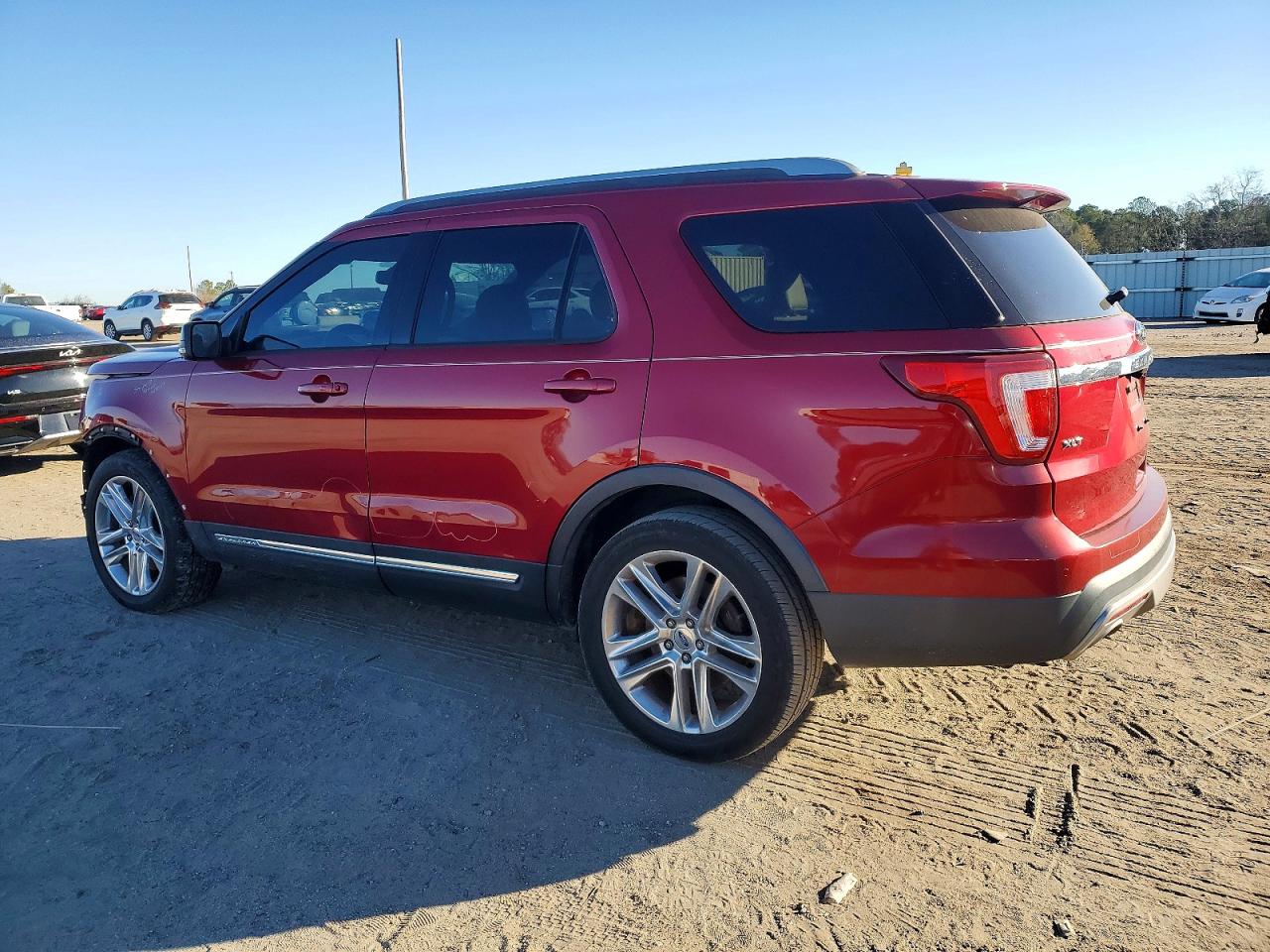 2017 FORD EXPLORER XLT photo 3