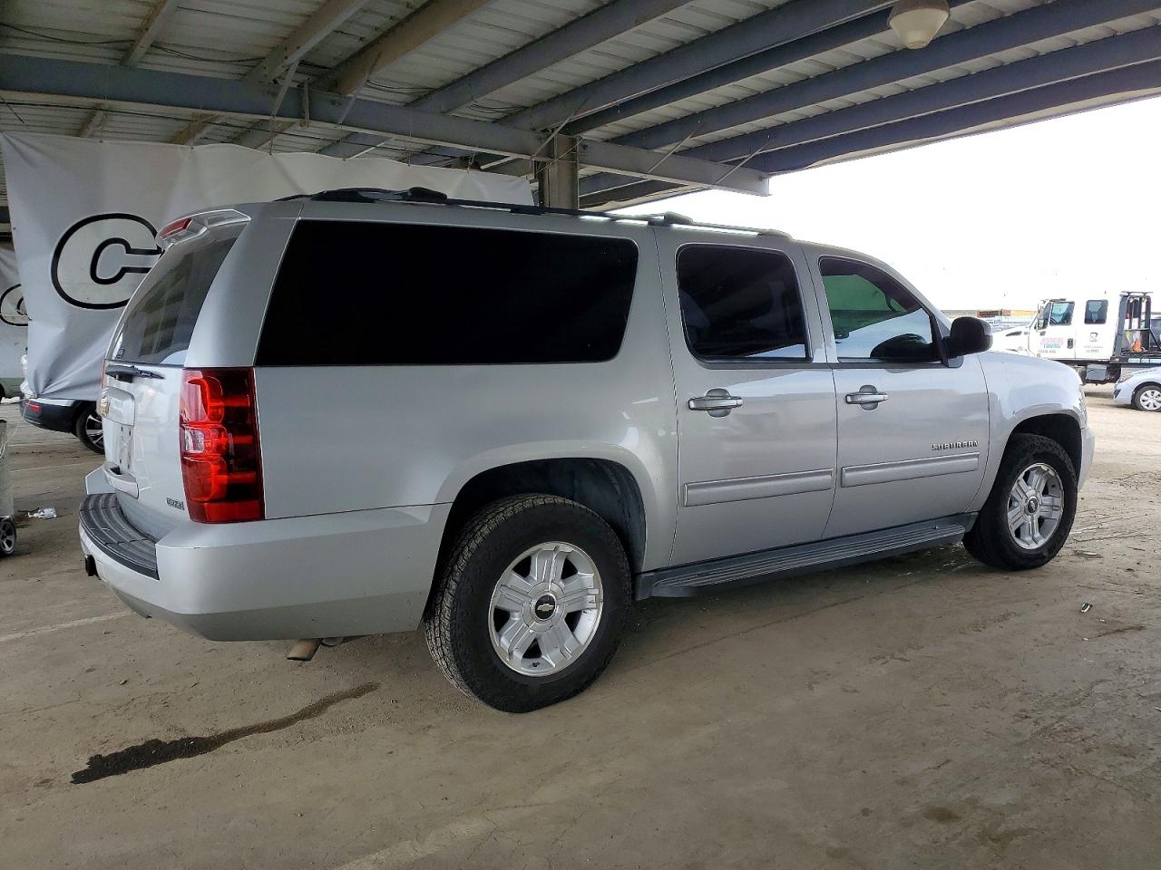 2011 CHEVROLET SUBURBAN C1500 LS photo 3