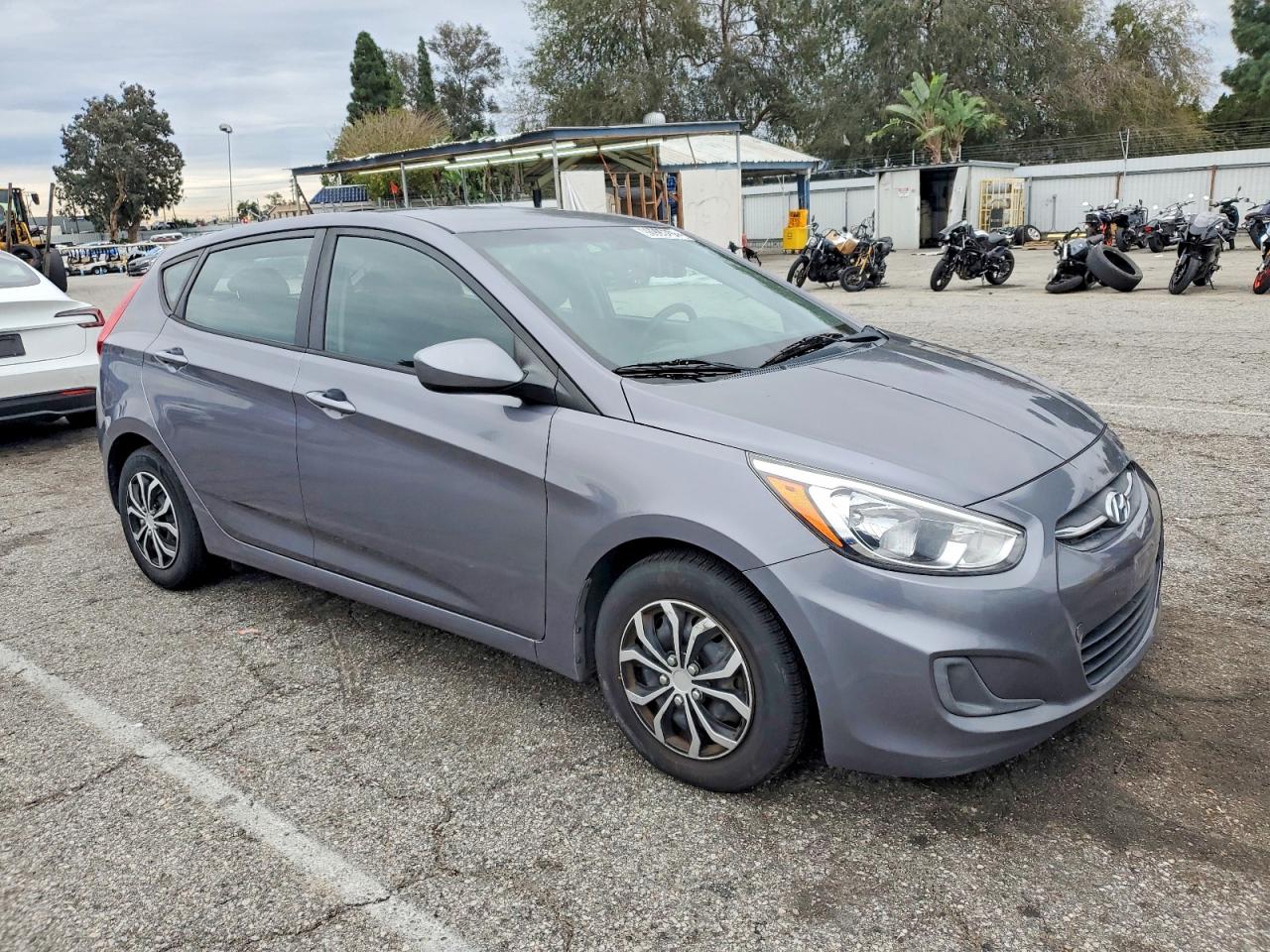 2017 HYUNDAI ACCENT SE photo 4