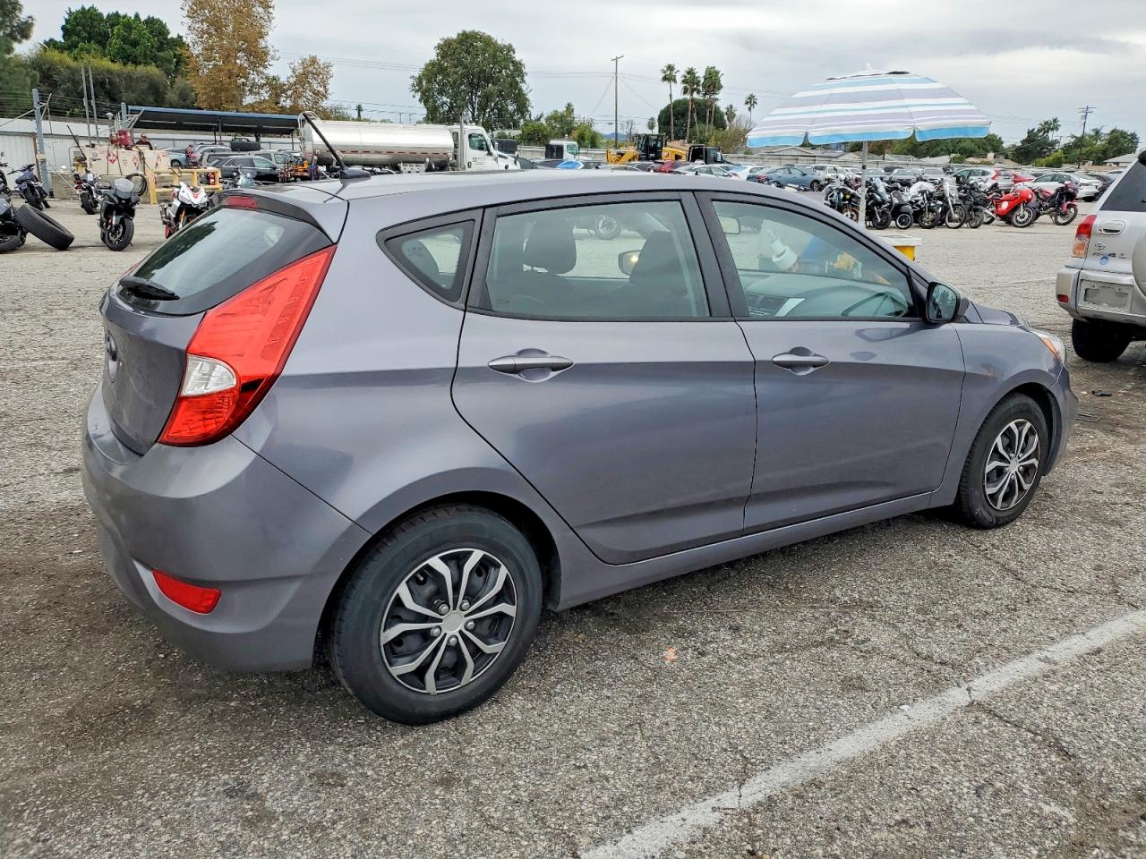 2017 HYUNDAI ACCENT SE photo 3