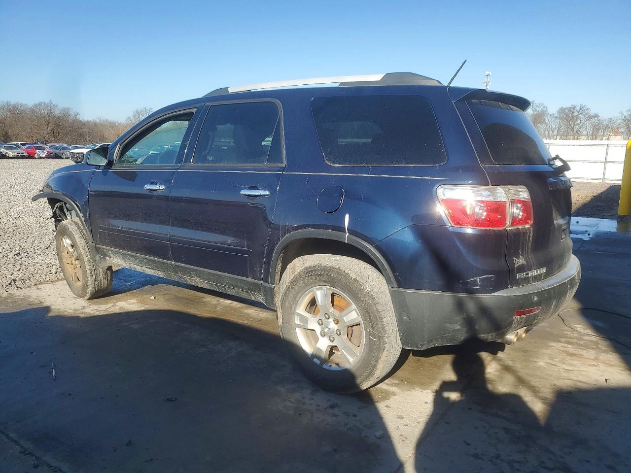2011 GMC ACADIA SLE photo 2