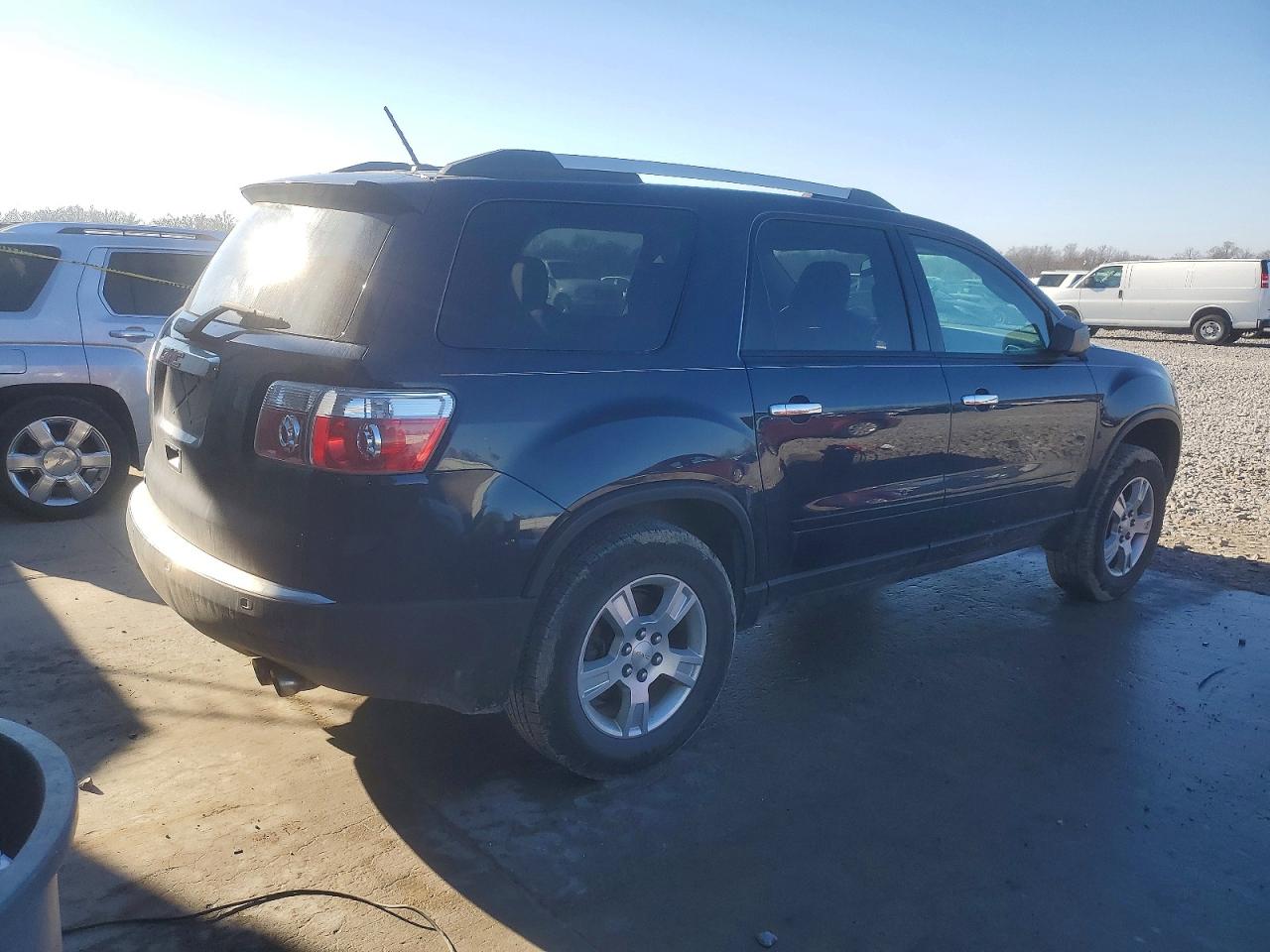 2011 GMC ACADIA SLE photo 3