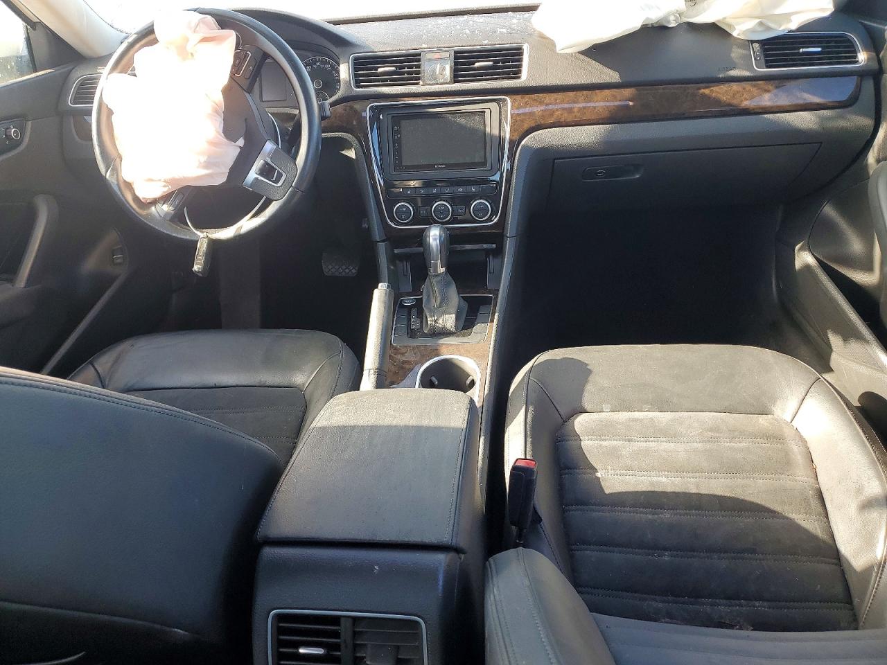 2015 VOLKSWAGEN PASSAT SEL photo 8