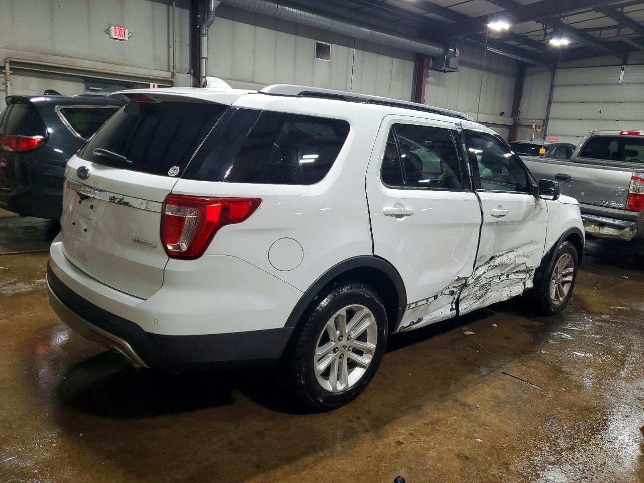 2017 FORD EXPLORER XLT photo 5