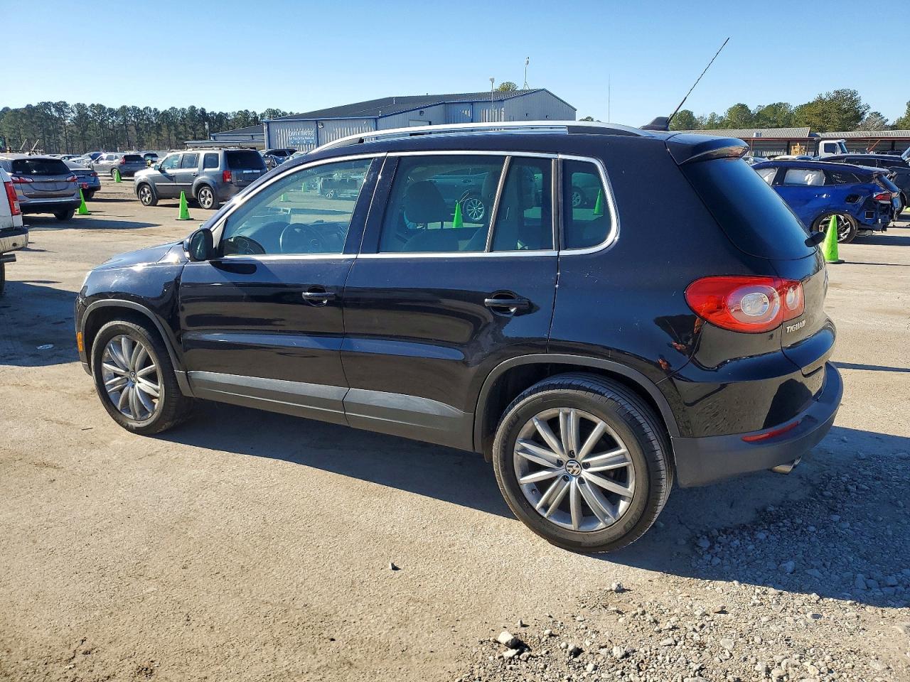 2011 VOLKSWAGEN TIGUAN S photo 2