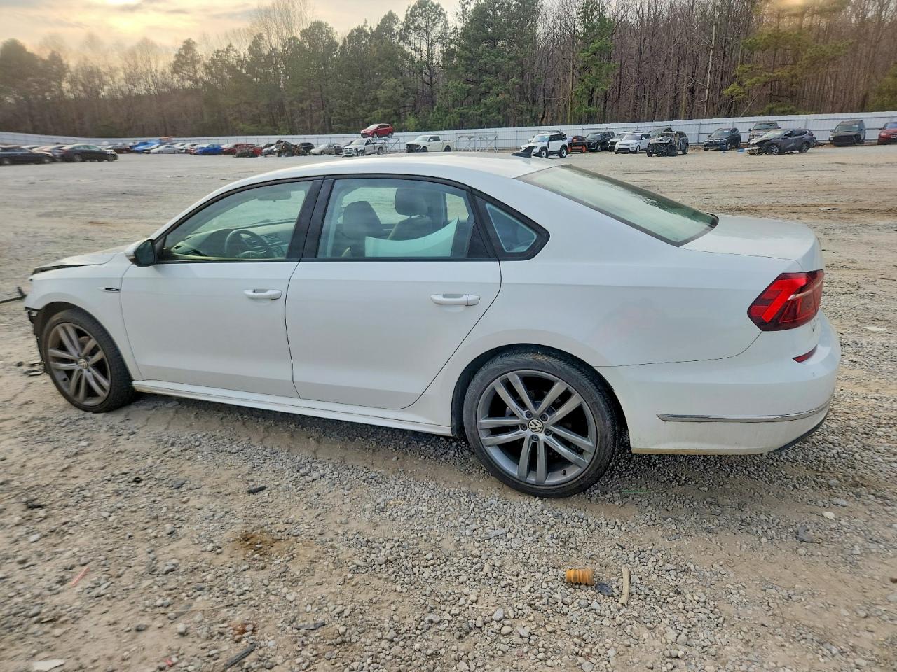 2018 VOLKSWAGEN PASSAT S photo 2