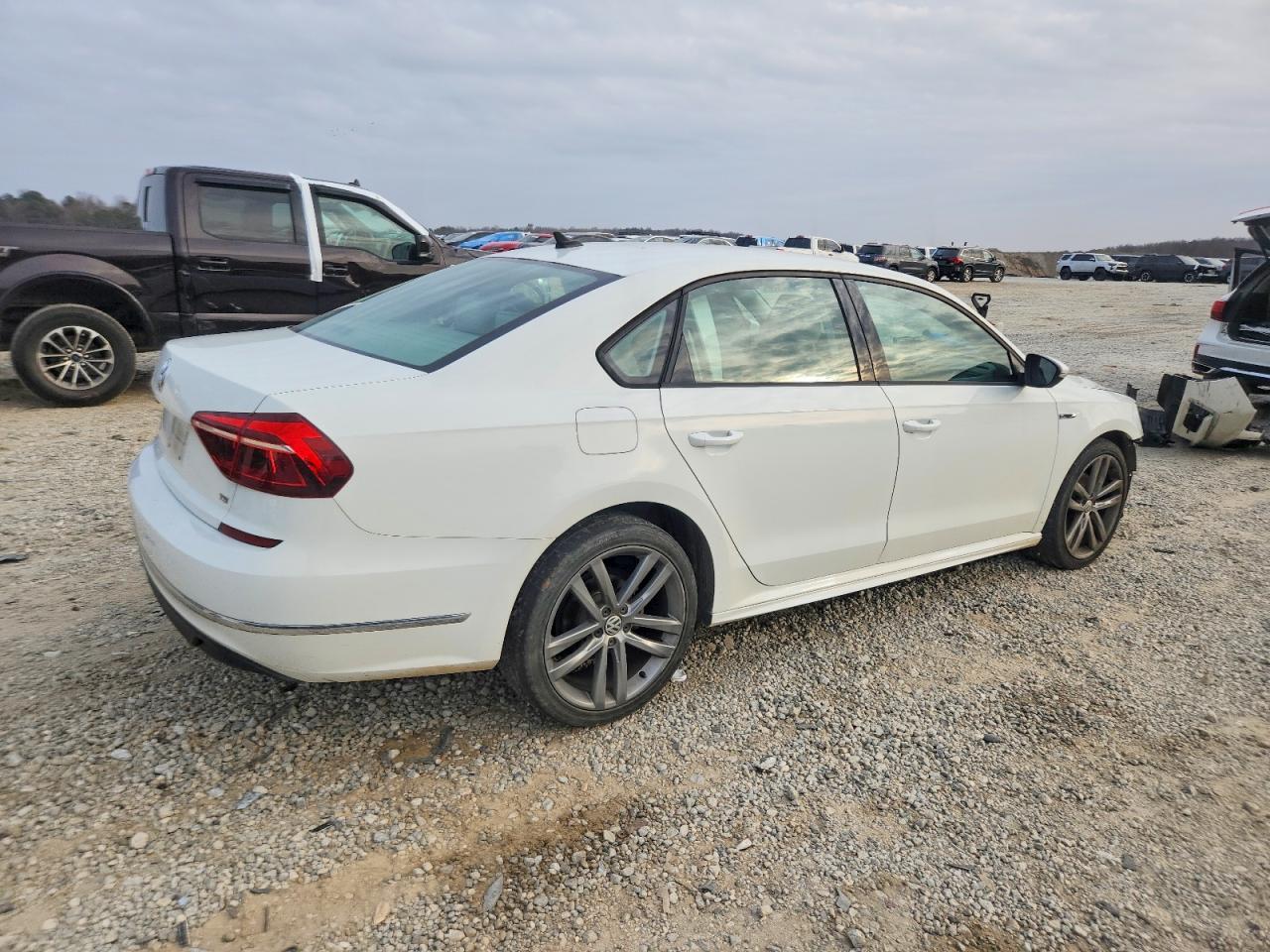 2018 VOLKSWAGEN PASSAT S photo 3