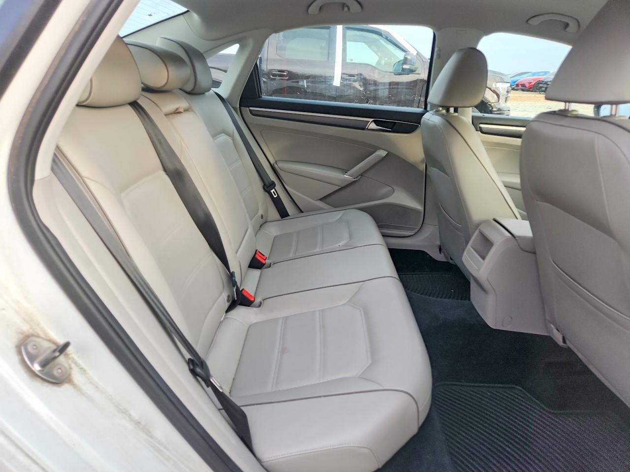 2018 VOLKSWAGEN PASSAT S photo 10