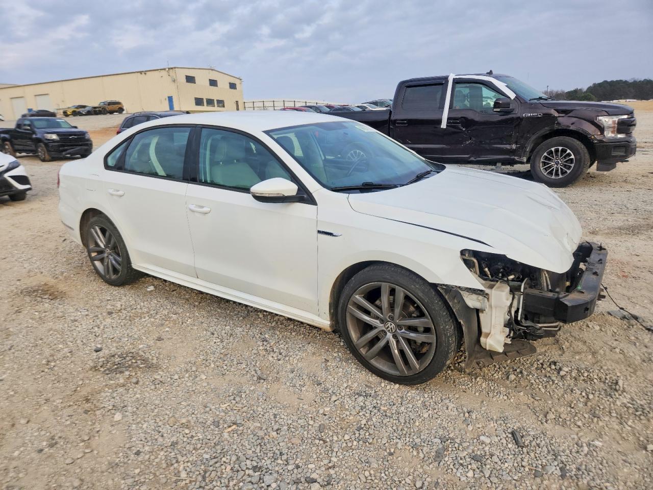 2018 VOLKSWAGEN PASSAT S photo 4