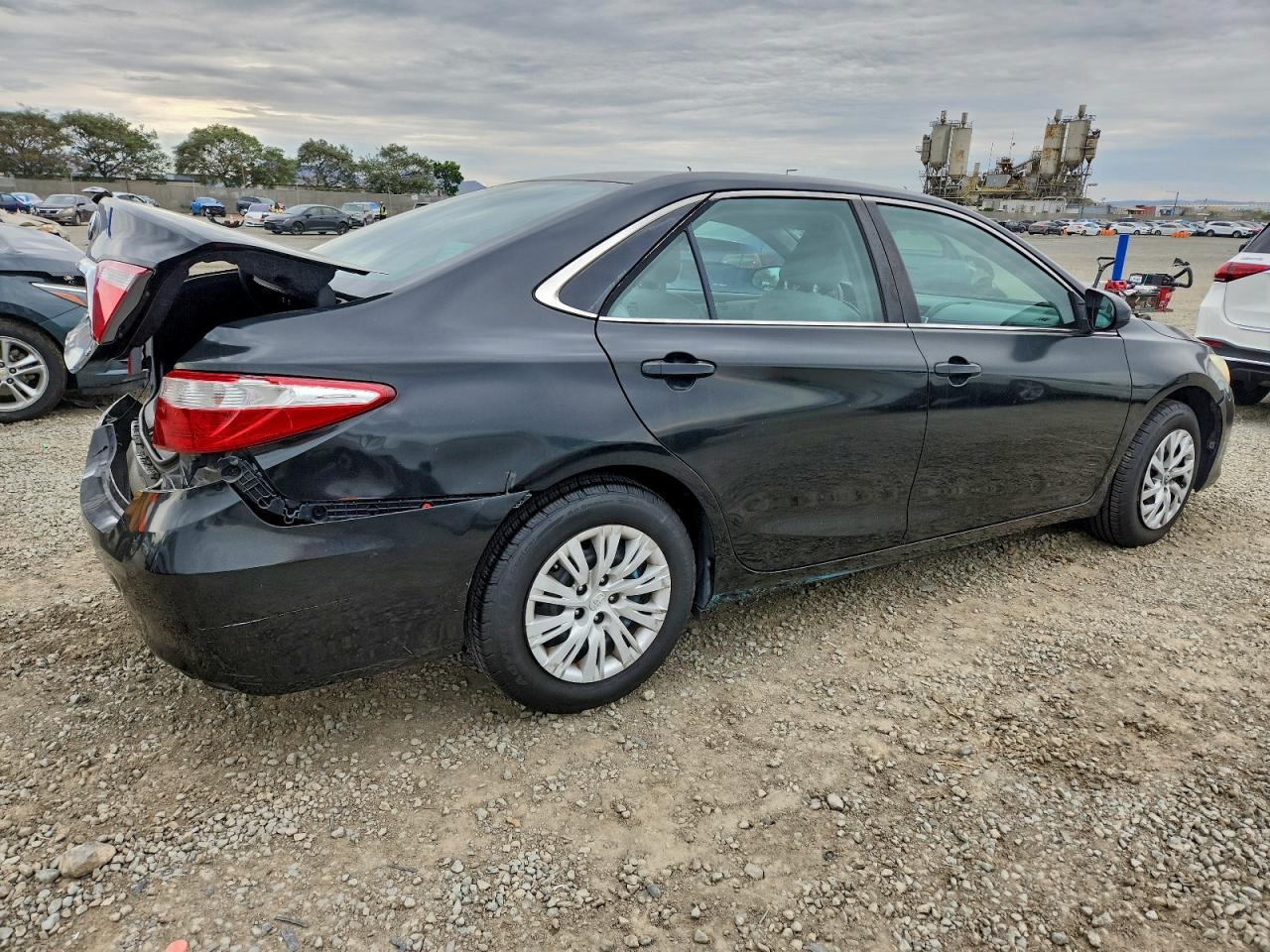 2016 TOYOTA CAMRY LE photo 3