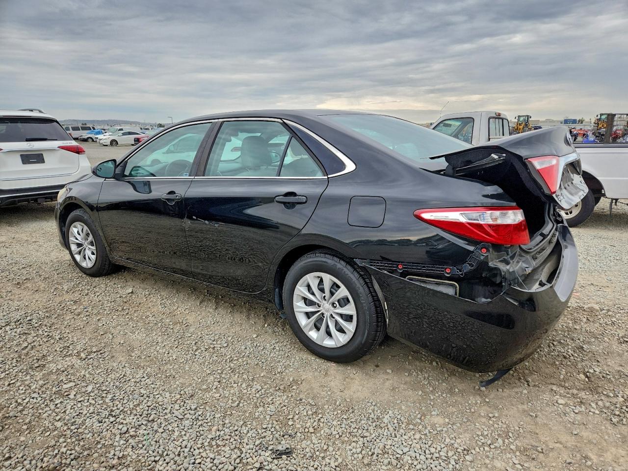 2016 TOYOTA CAMRY LE photo 2