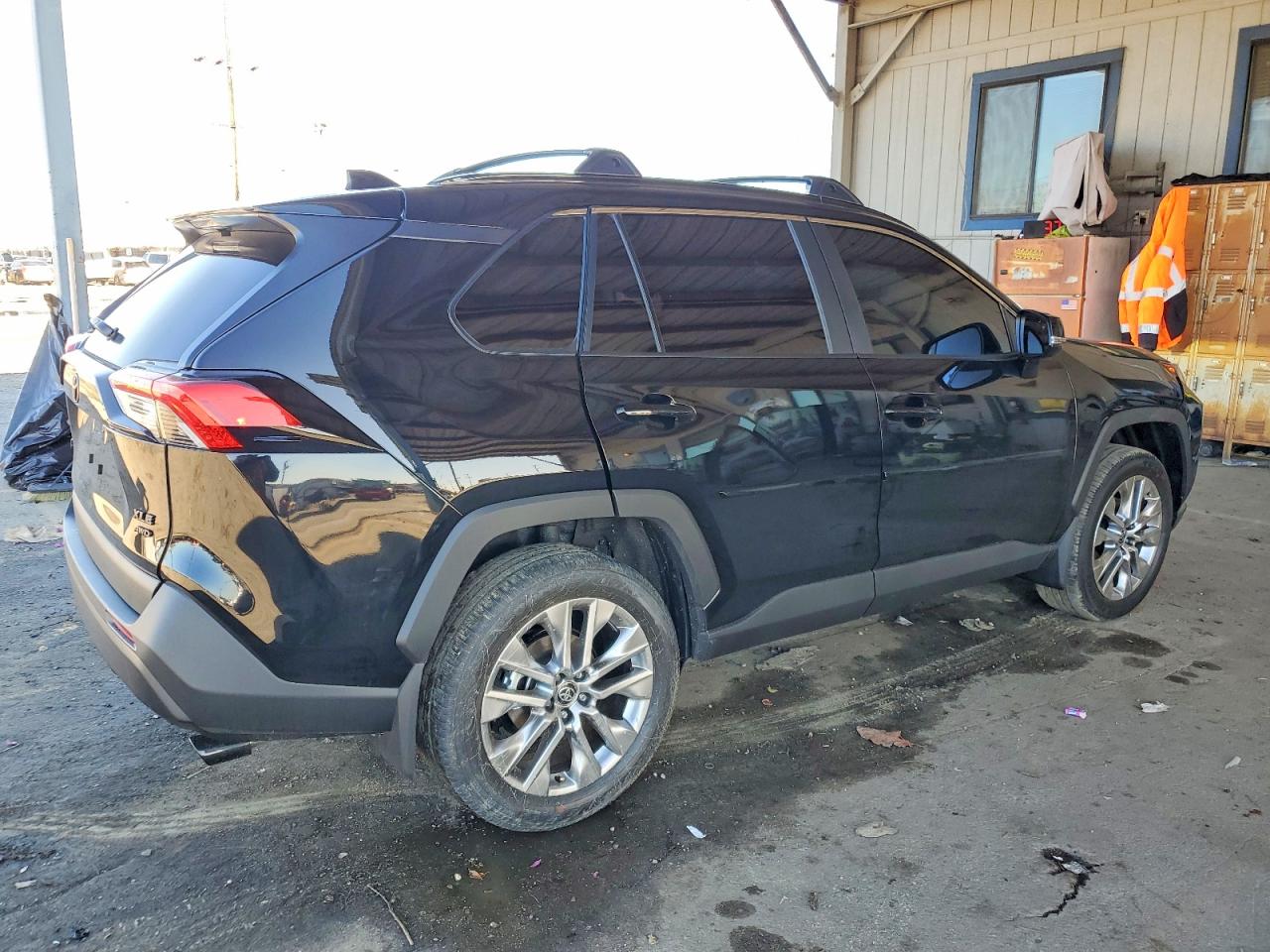 2025 TOYOTA RAV4 XLE PREMIUM photo 5