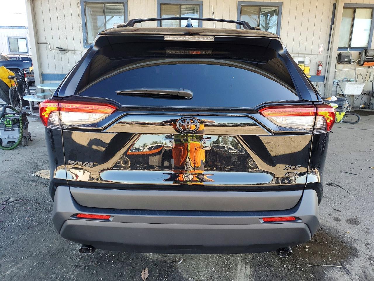 2025 TOYOTA RAV4 XLE PREMIUM photo 11